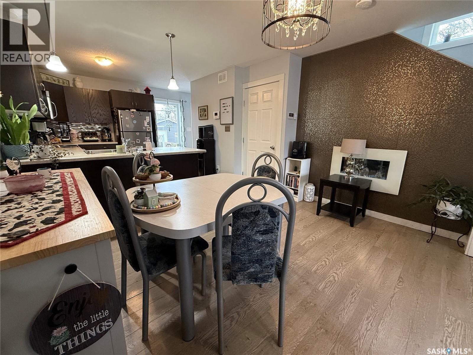 529 Alexandra STREET photo 5