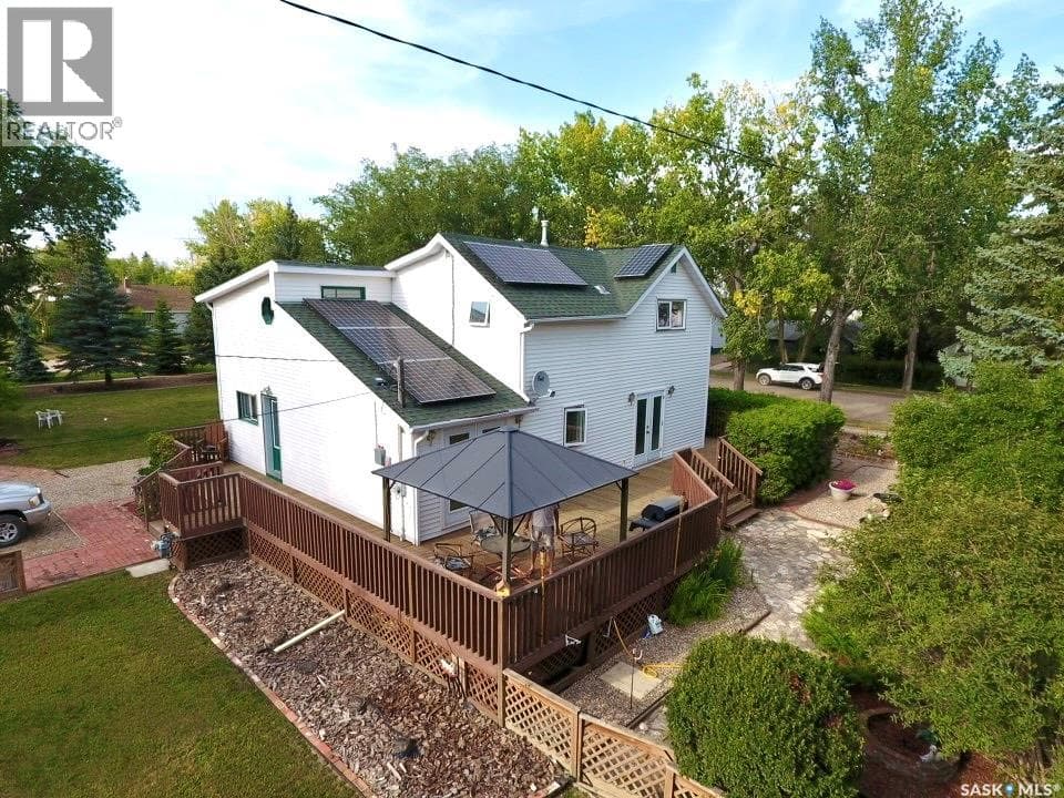 106 2nd STREET E photo 2