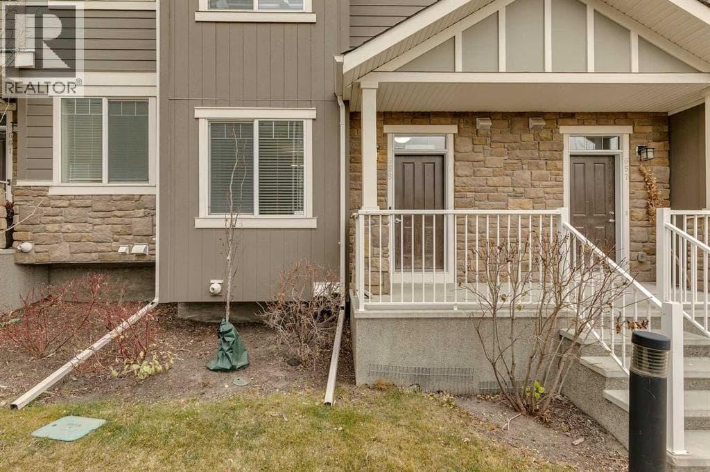 659 Evanston Manor NW photo 2