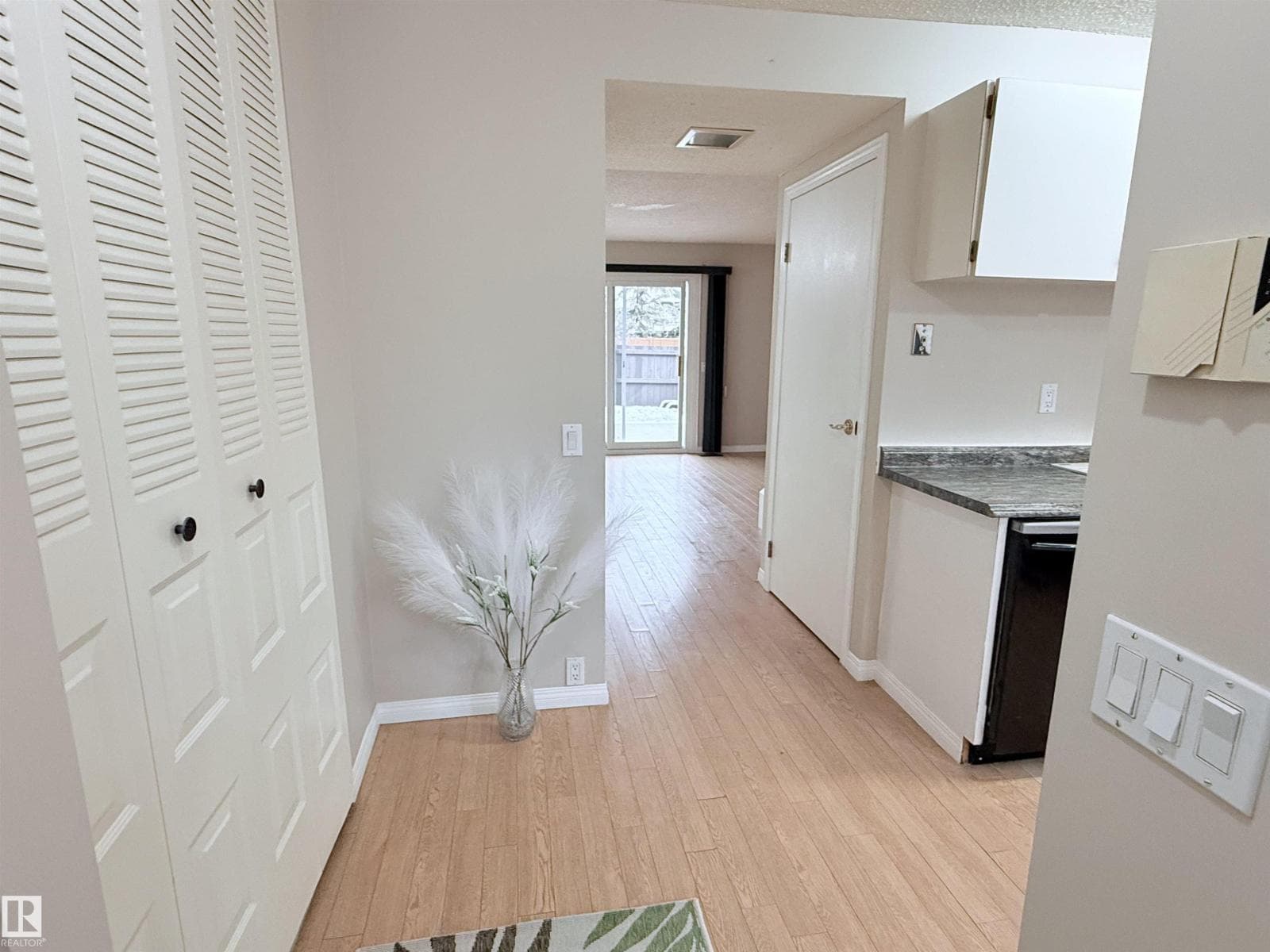 18118 93 AV NW photo 2
