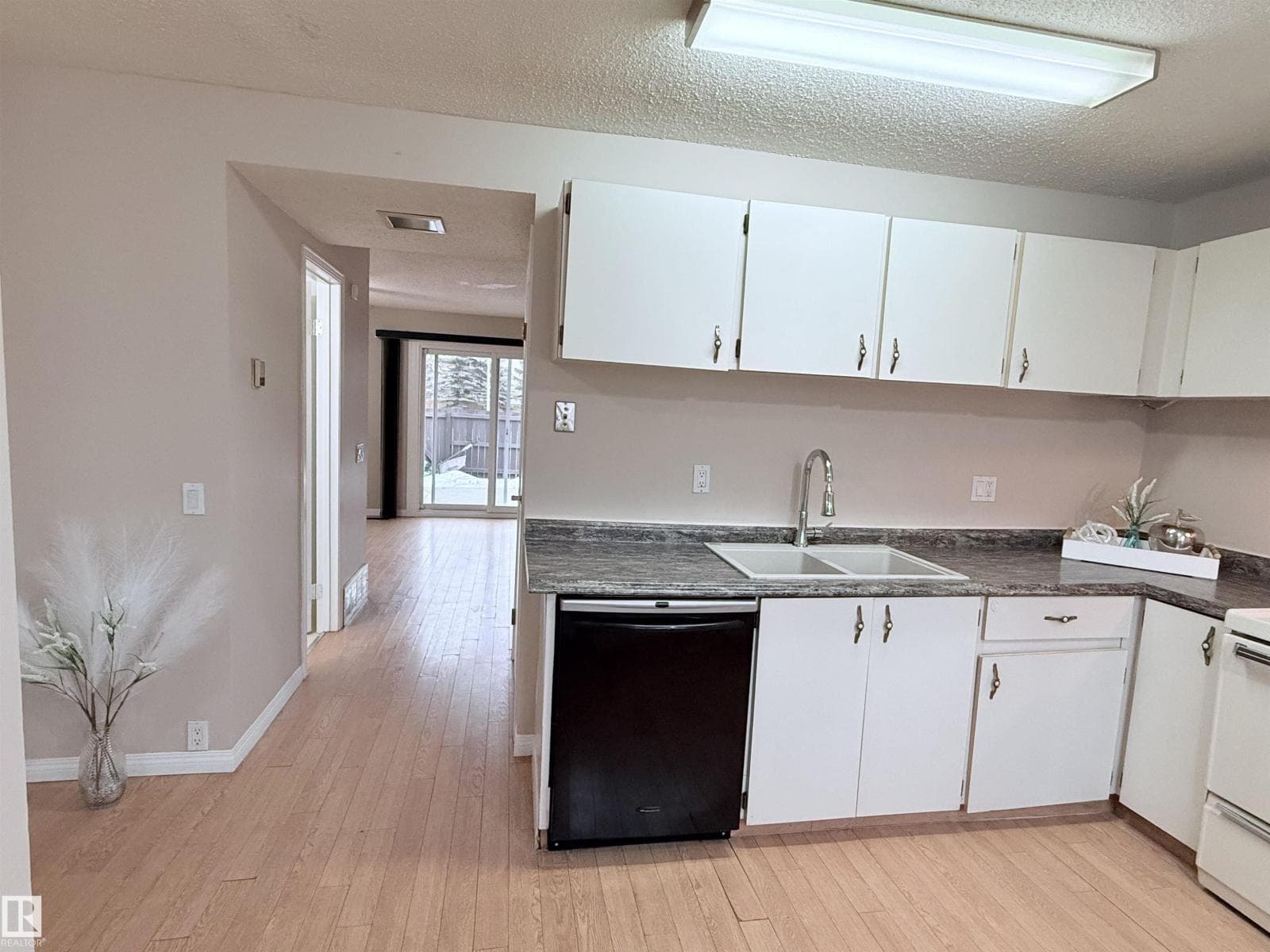 18118 93 AV NW photo 4
