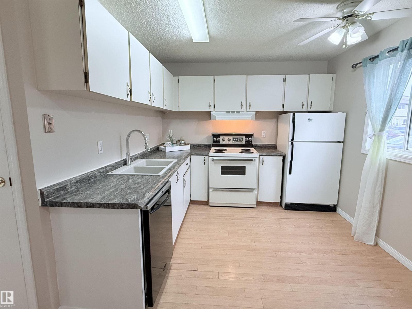 18118 93 AV NW photo 5