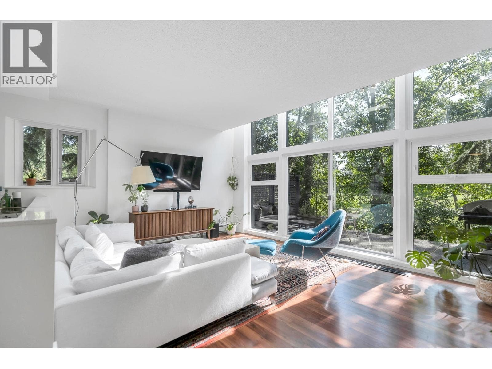 111 1350 VIEW CRESCENT photo 4