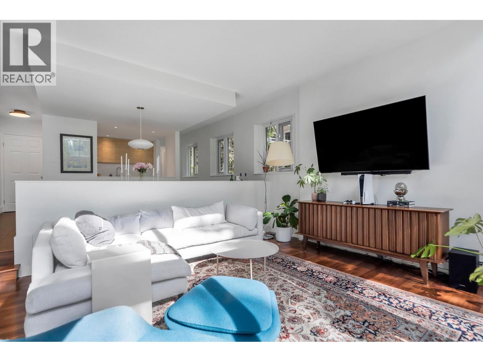 111 1350 VIEW CRESCENT photo 5