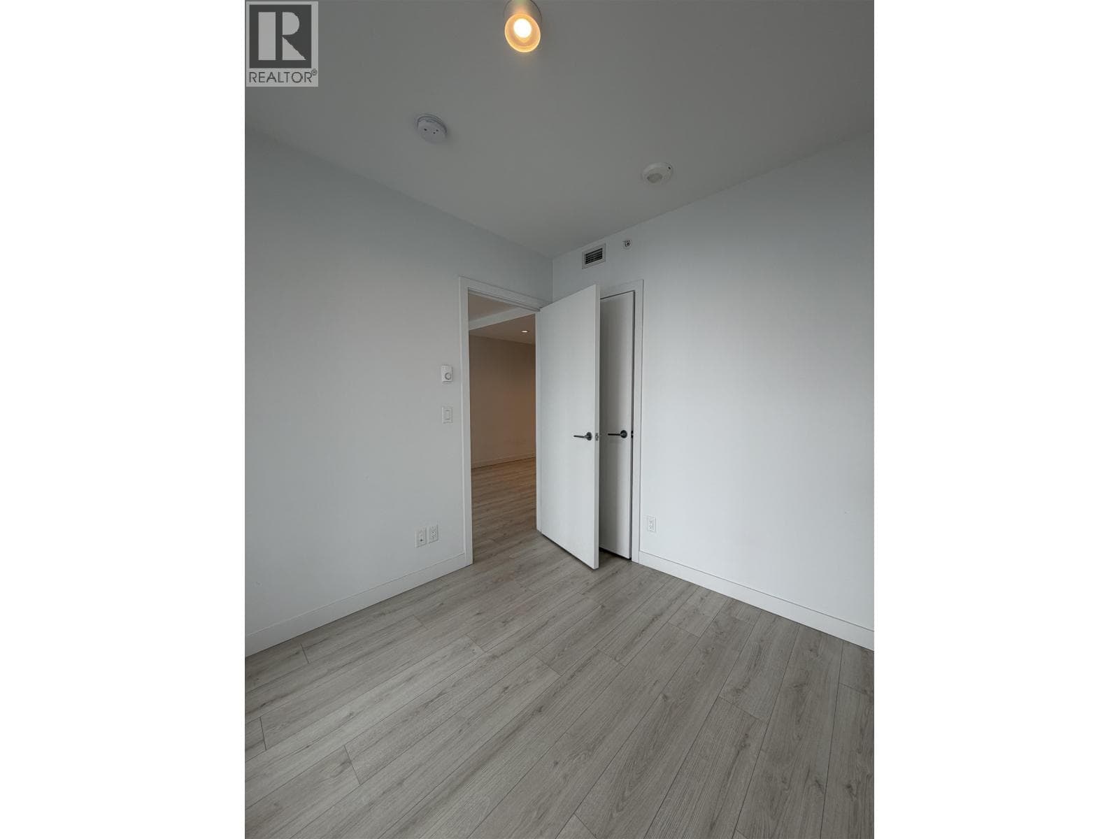 3008 6080 MCKAY AVENUE photo 5