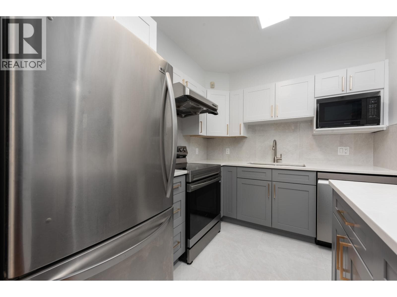 15 3428 ADANAC STREET photo 5