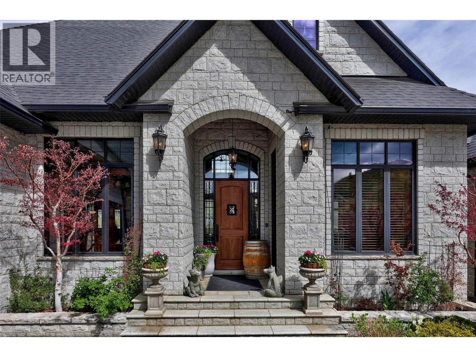 1580 Lorne Street photo 2