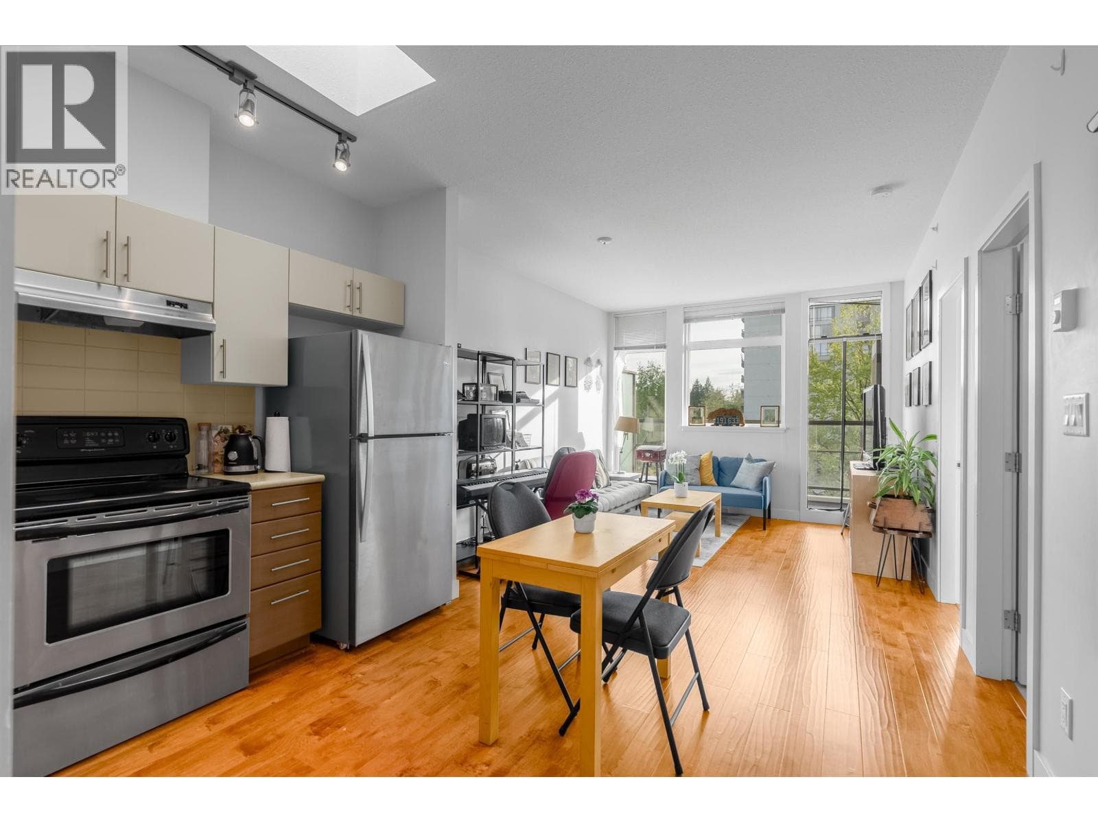 409 5692 KINGS ROAD photo 2