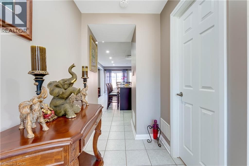 334 APPLE HILL Crescent photo 4