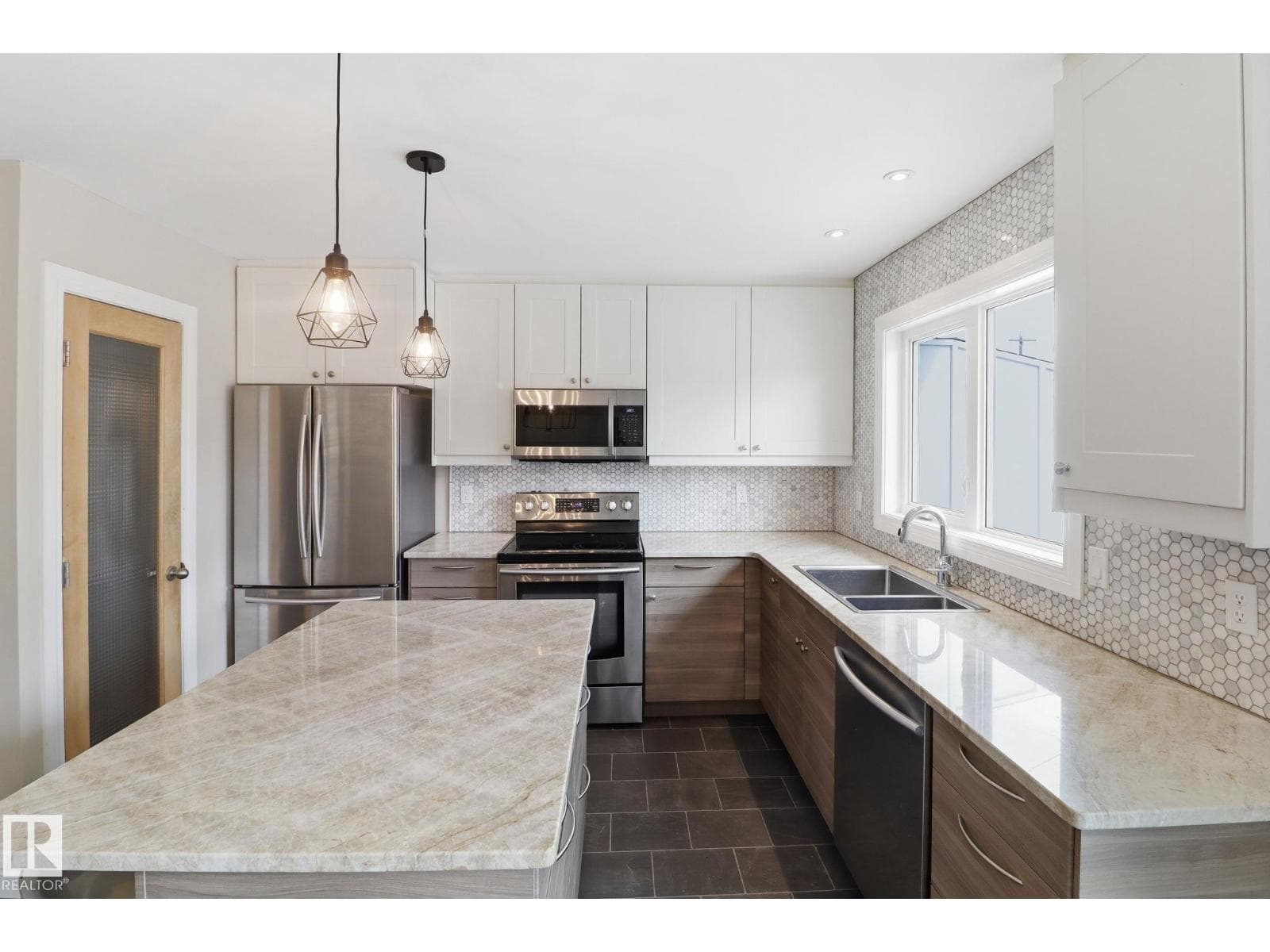 9023 95 ST NW photo 5