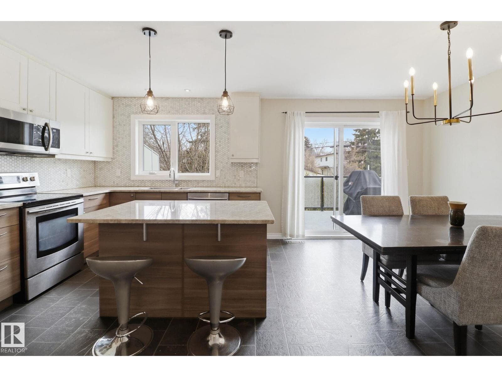 9023 95 ST NW photo 3