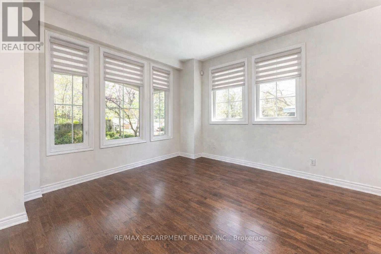 1203 LORNE PARK ROAD photo 3