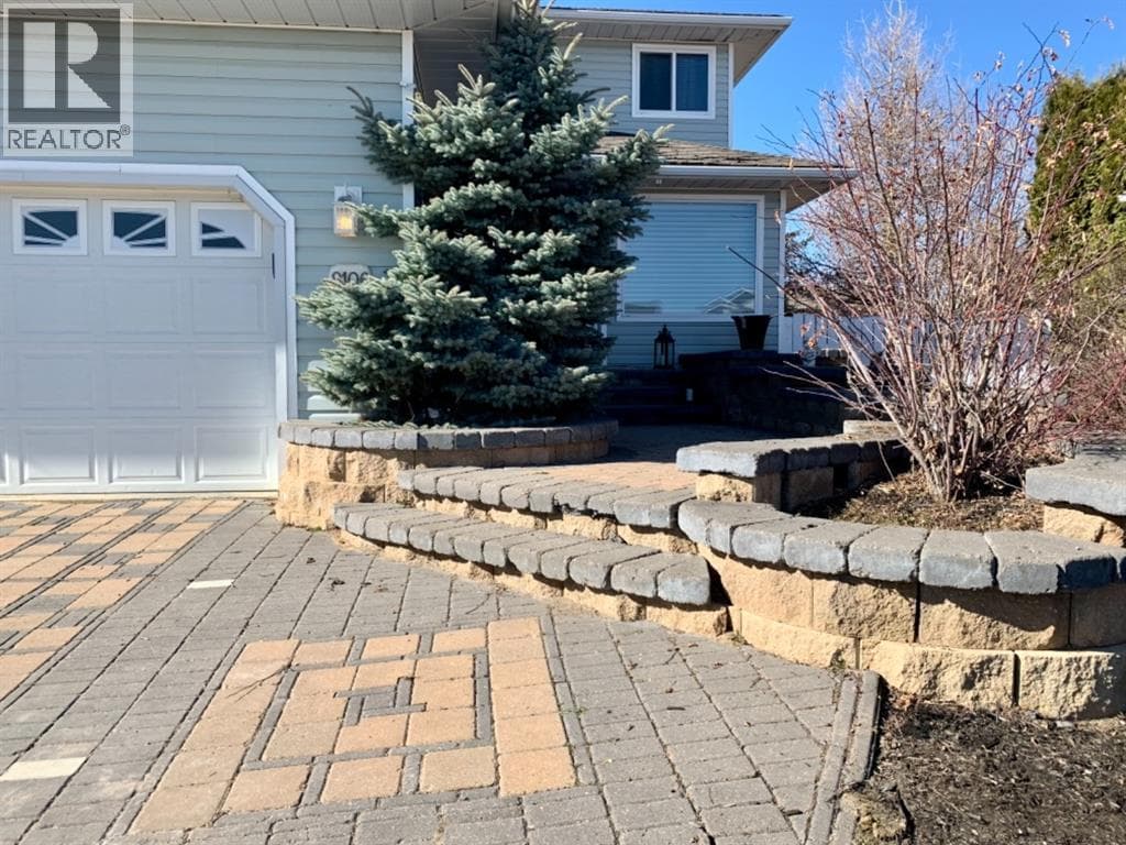 9106 93 Ave photo 3