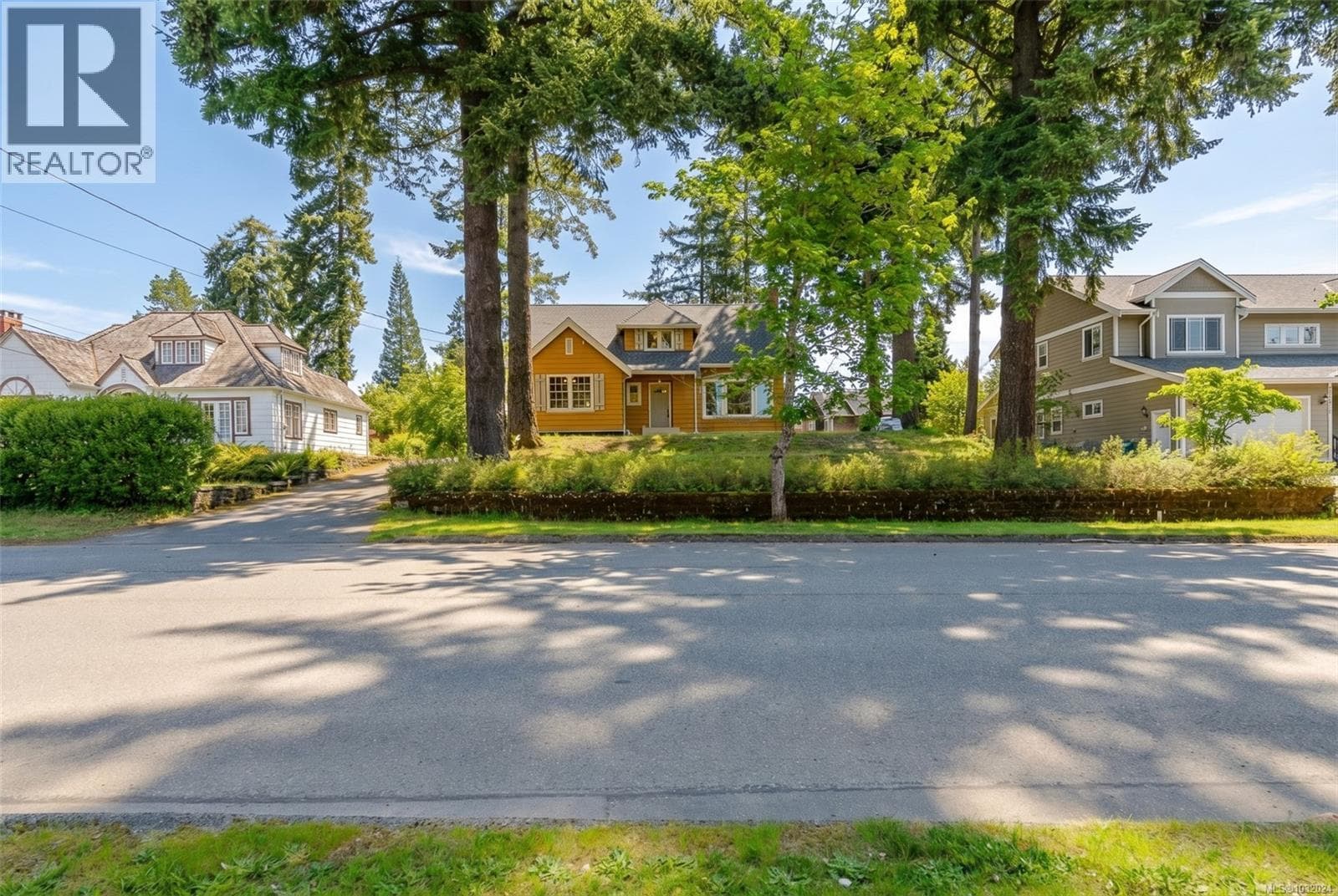 4749 Leslie Ave photo 2