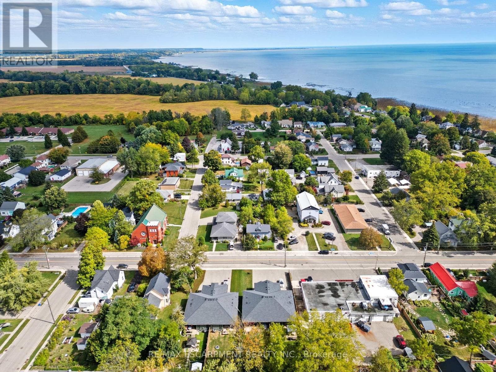 1053 BAY STREET photo 3