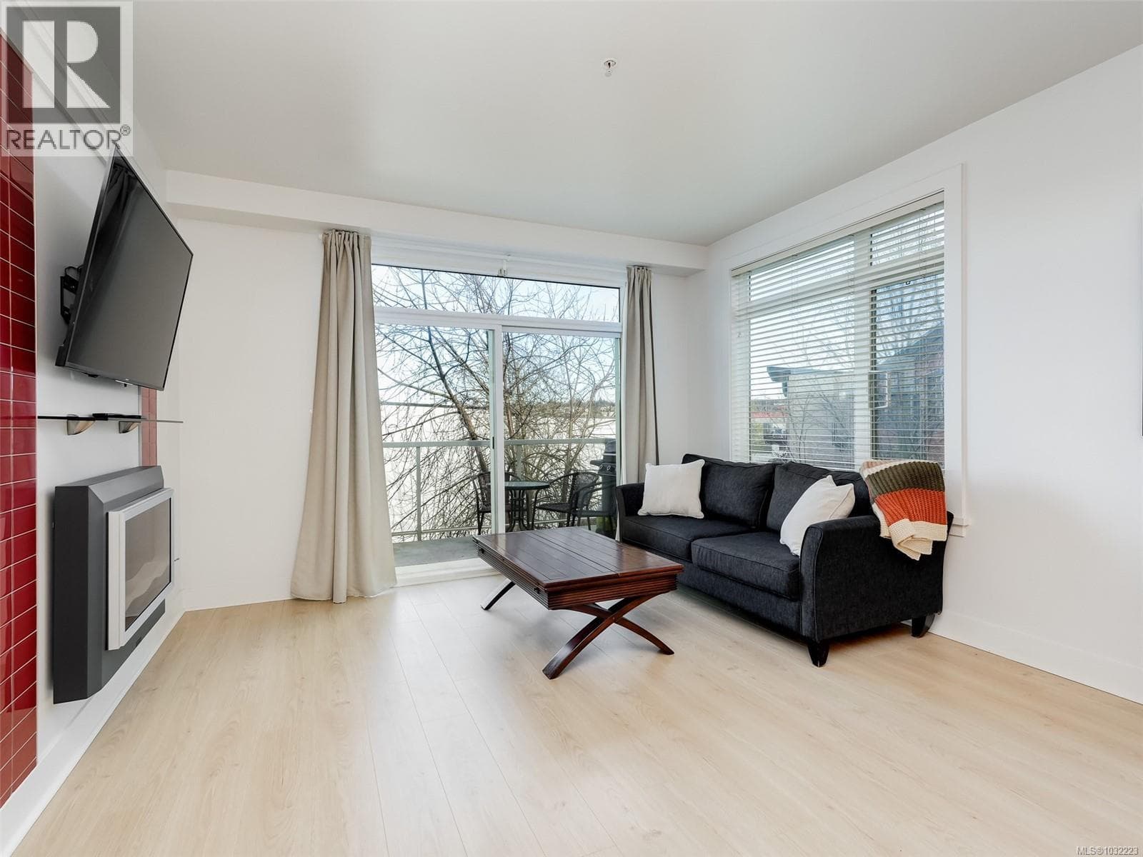 305 606 Speed Ave photo 3