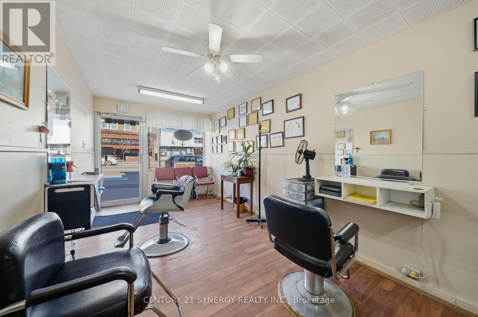 14 BECKWITH STREET N photo 4