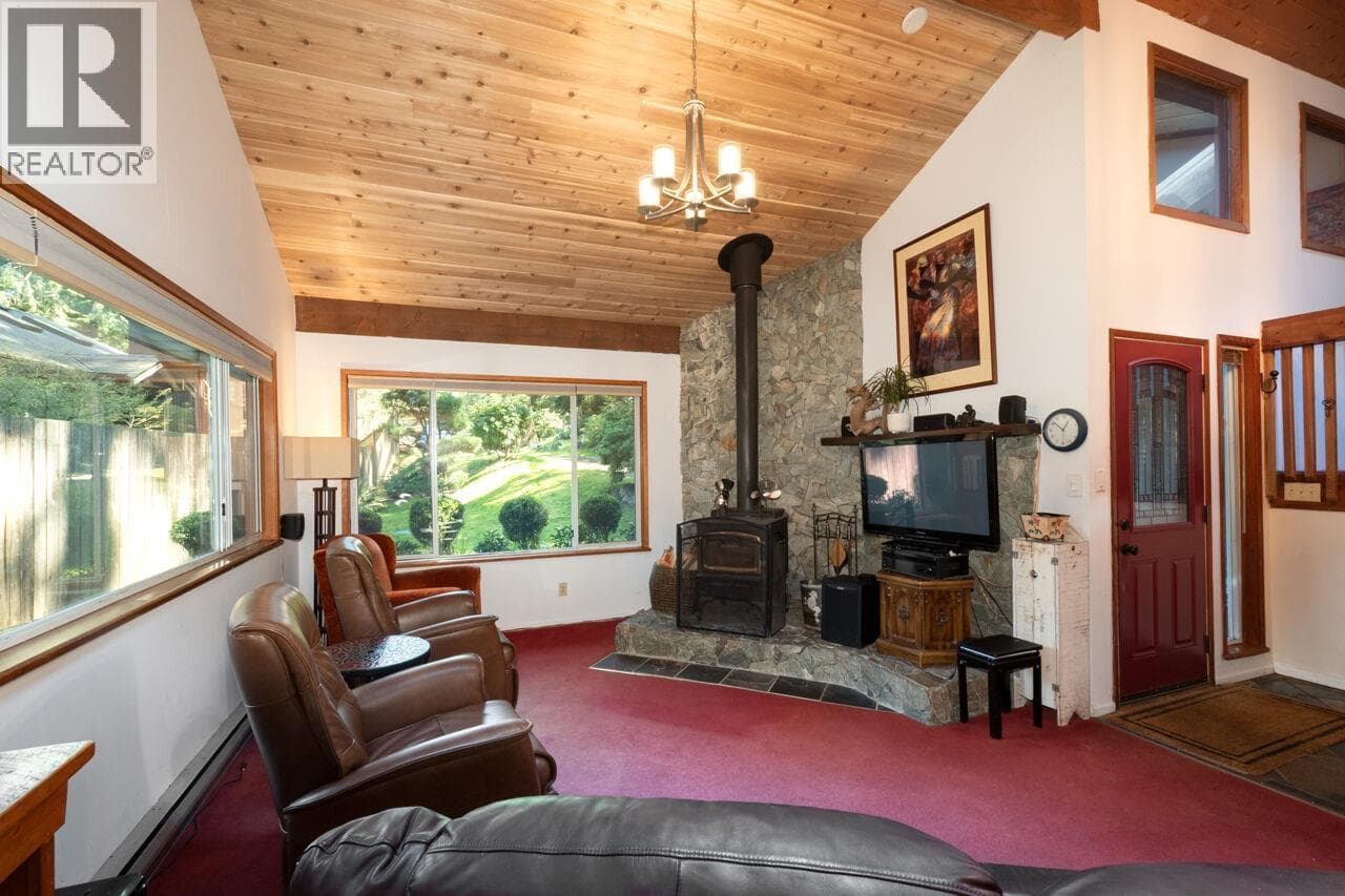 574 COWAN ROAD photo 3