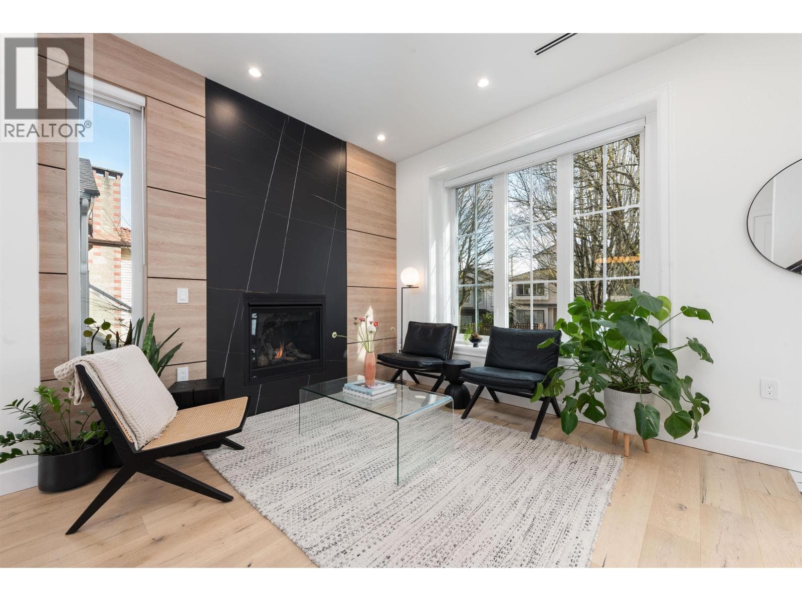 5059 SHERBROOKE STREET photo 2