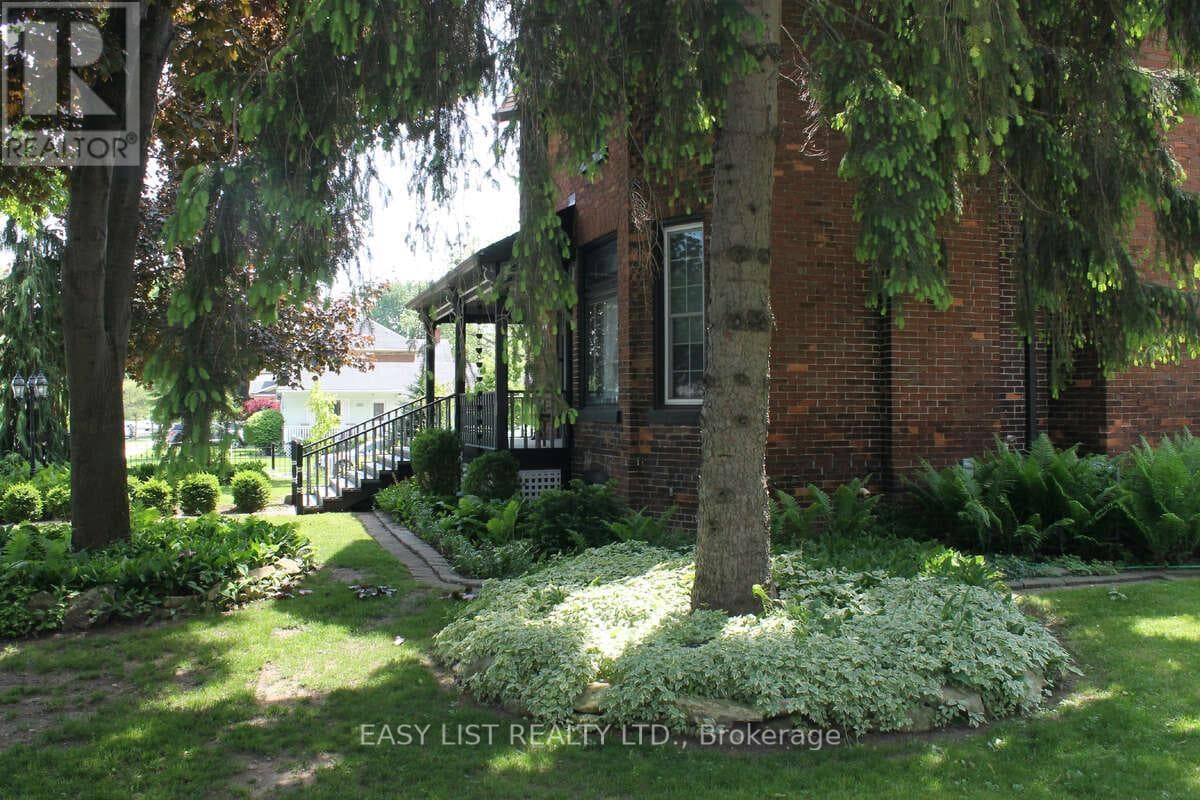 213 VIDAL STREET S photo 4