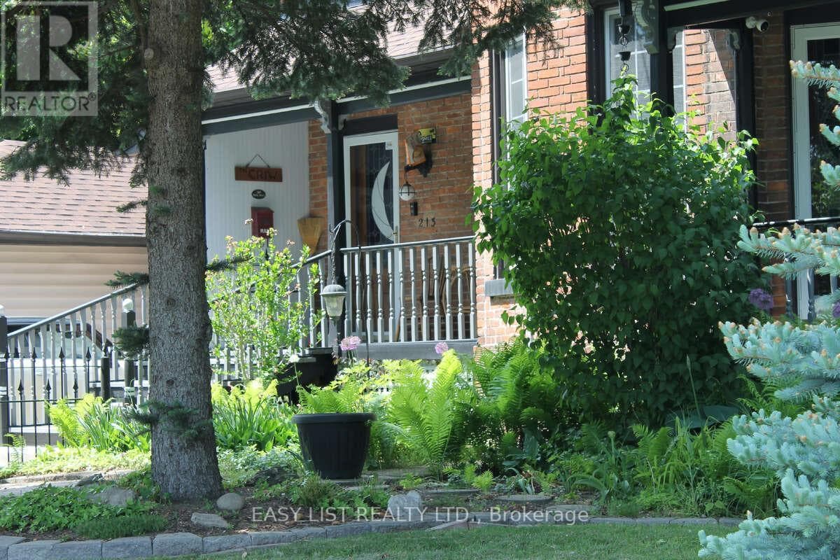 213 VIDAL STREET S photo 5