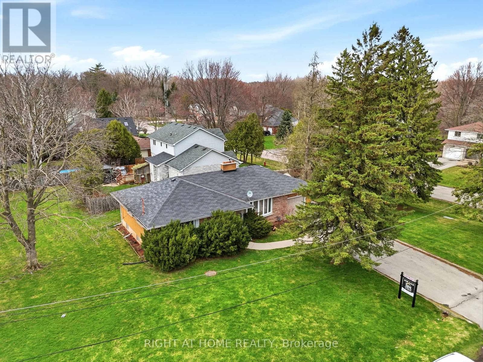 3 bed 2 bath single family at 13 WESTVIEW CRESCENT — $1,399,000