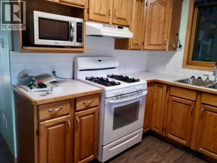 702 10 Avenue — photo 3