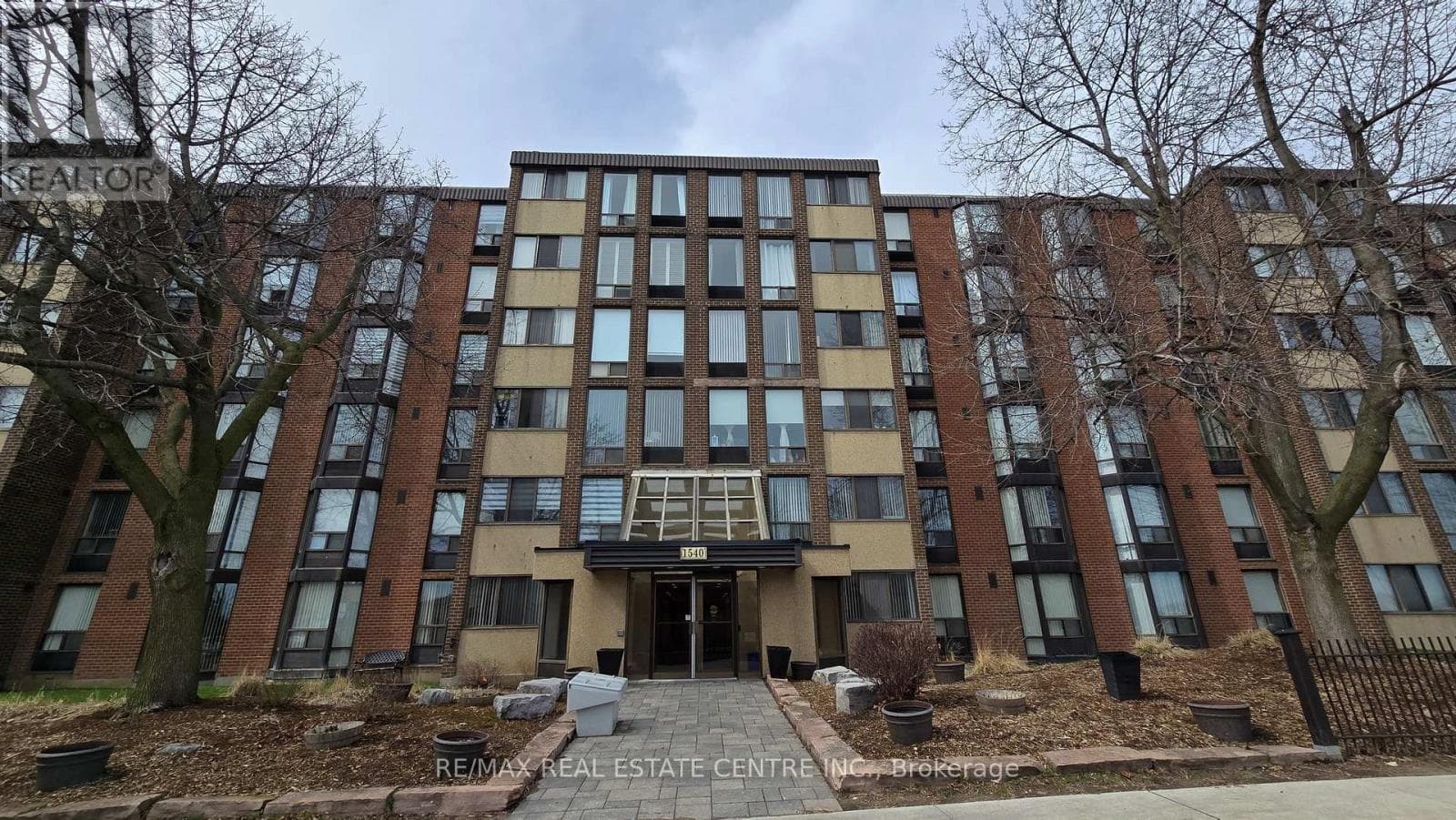 3 bed 2 bath single family at 609 - 1540 PICKERING PARKWAY — $514,999