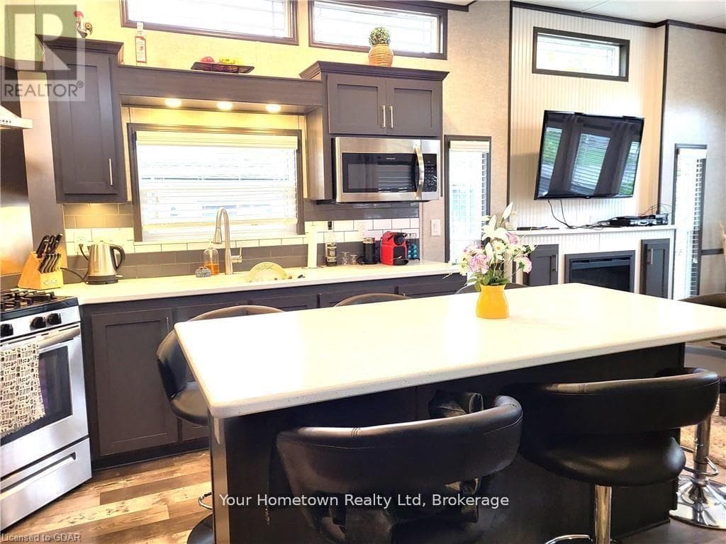 613 OAK CRESCENT photo 2