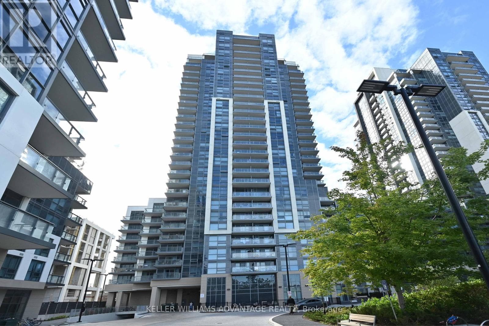 728 - 20 MEADOWGLEN PLACE photo 2