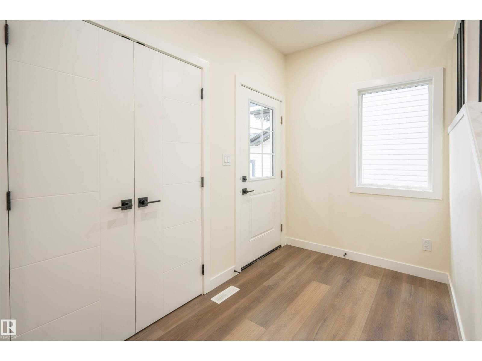 5720 176 AV NW photo 2