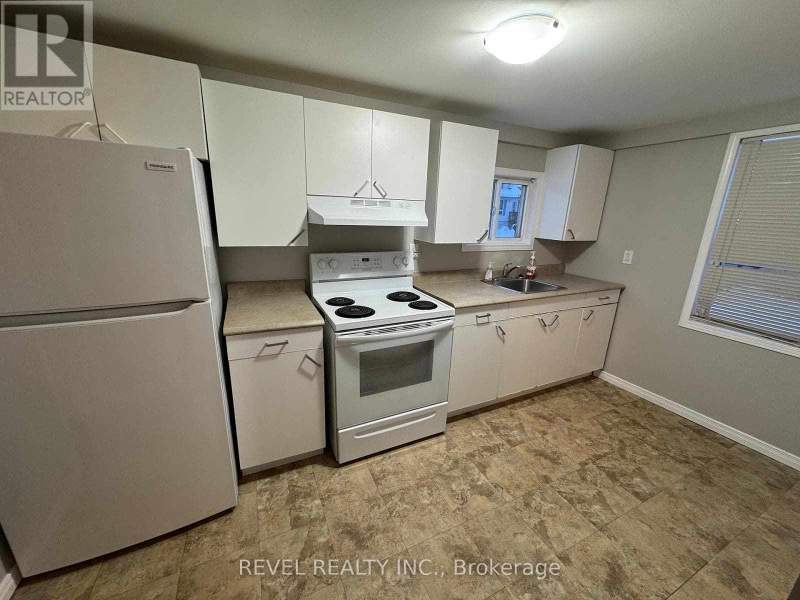 39 MAPLE STREET N photo 4