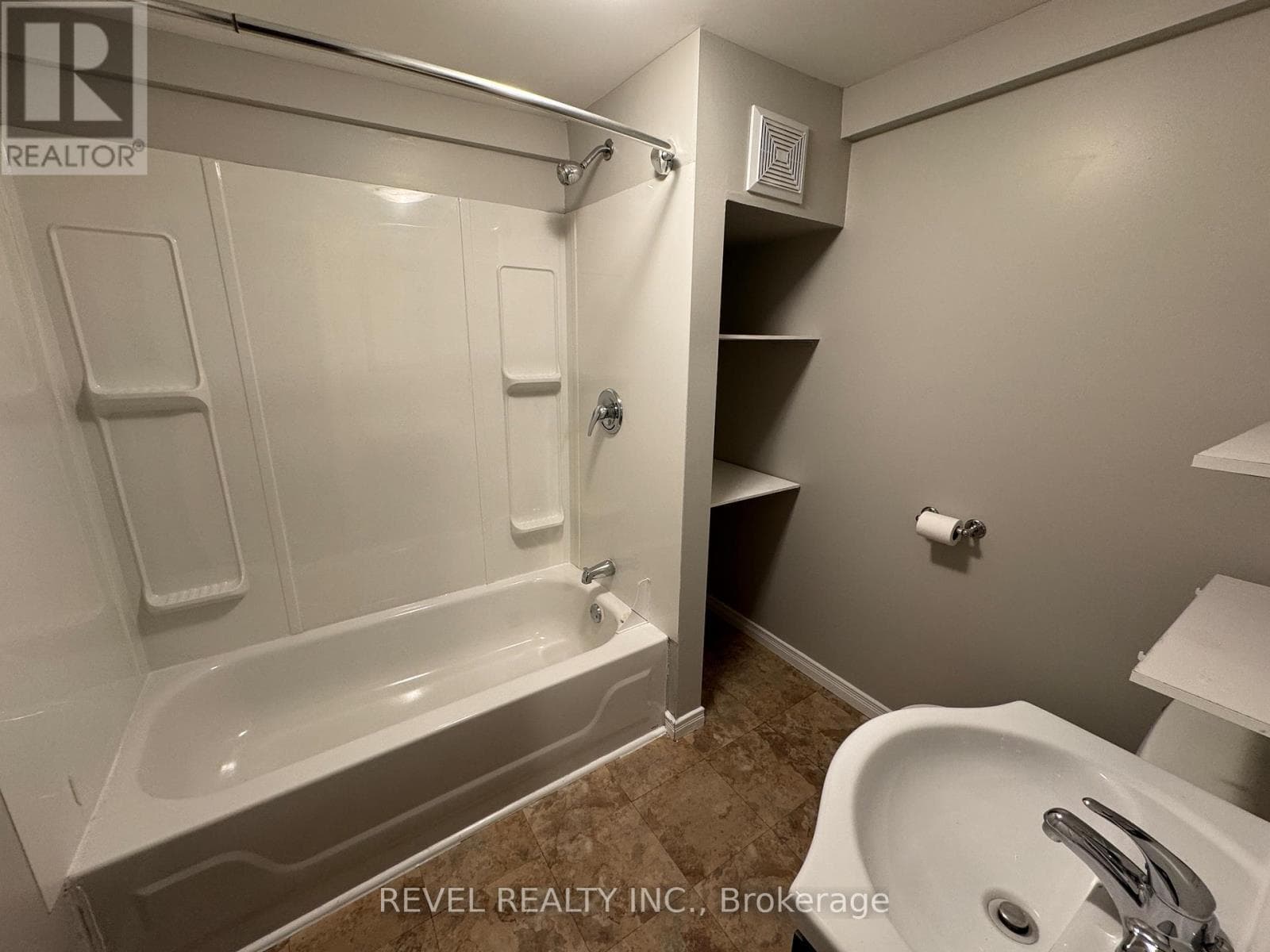 39 MAPLE STREET N photo 5