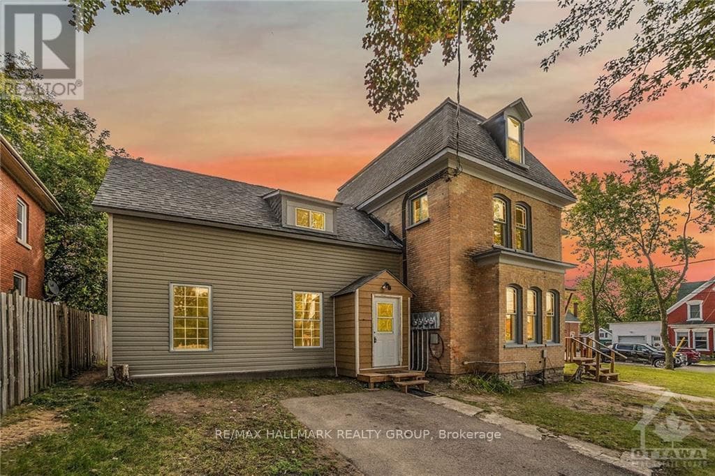 42 CHURCH STREET W photo 5