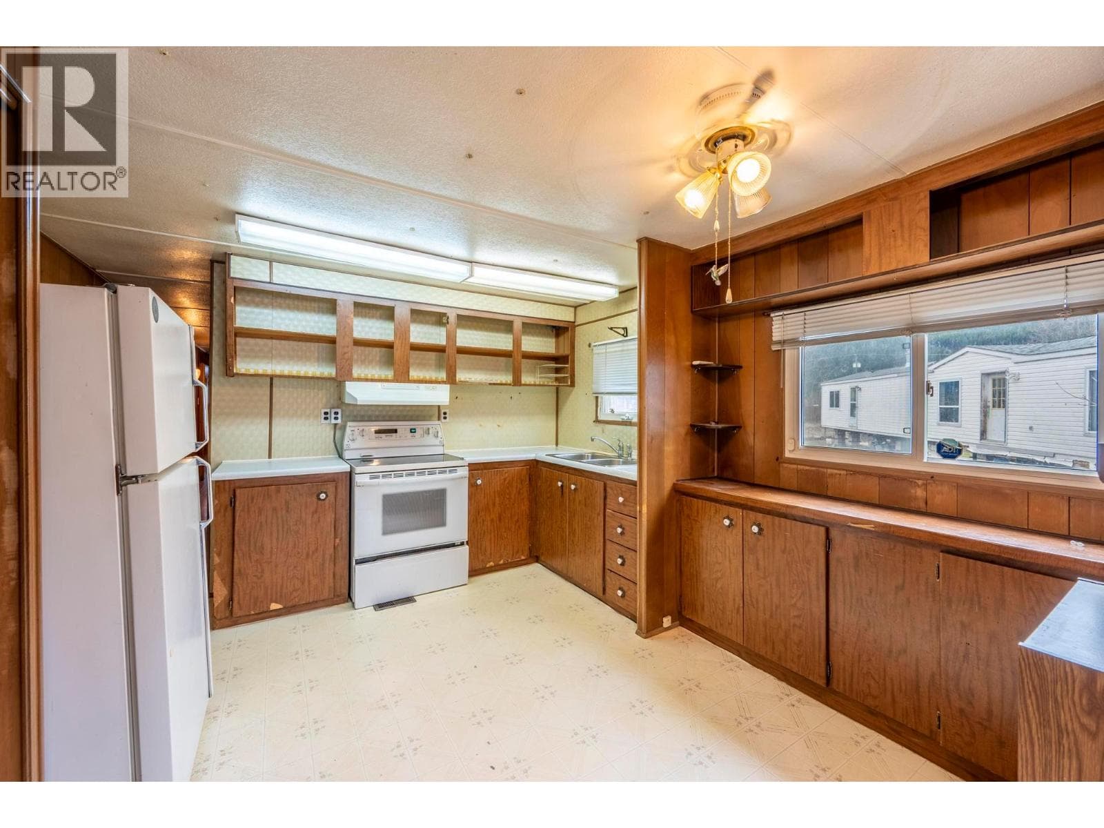 1029 King Crescent photo 2