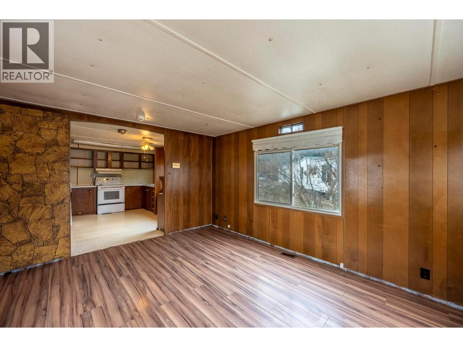 1029 King Crescent photo 3