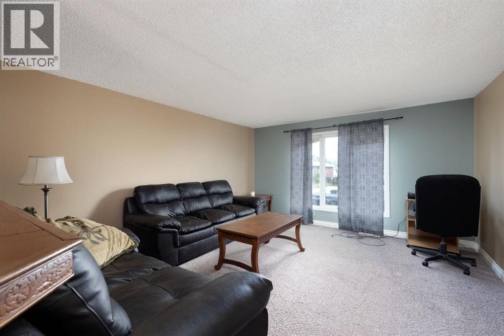 368 Grey Crescent photo 3
