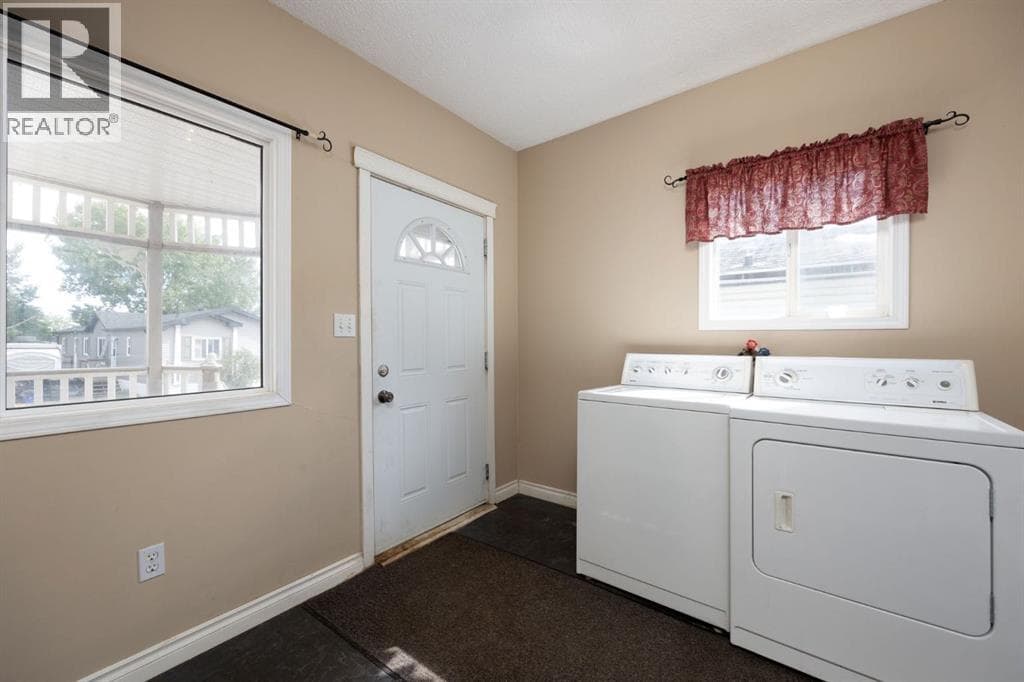 368 Grey Crescent photo 2