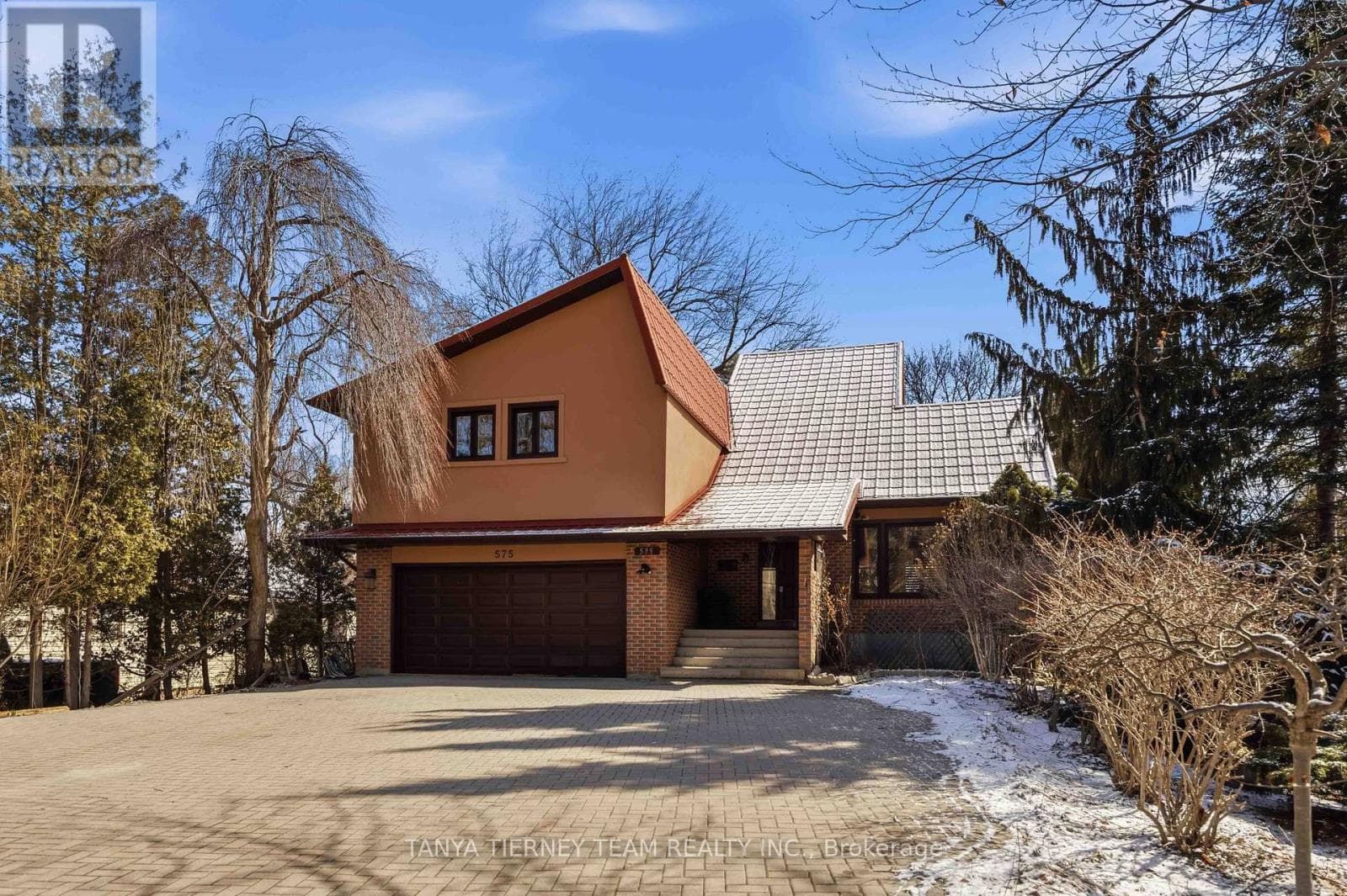 575 PARK CRESCENT photo 2