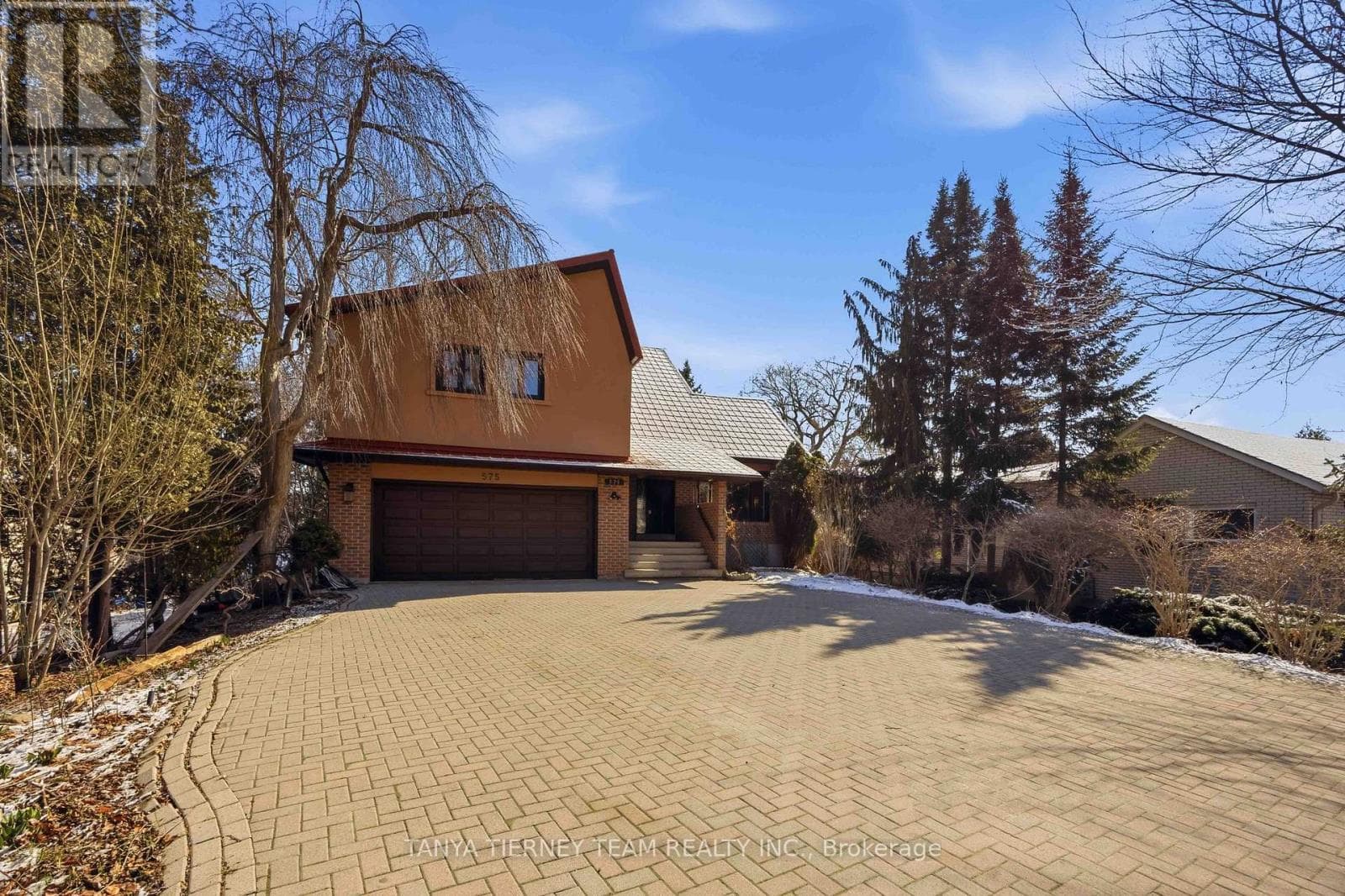 575 PARK CRESCENT photo 3