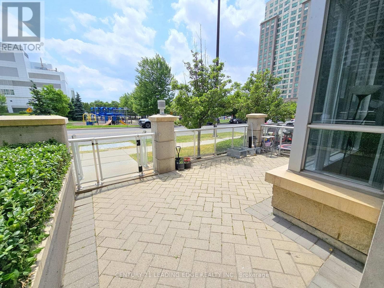TH120 - 38 LEE CENTRE DRIVE photo 3
