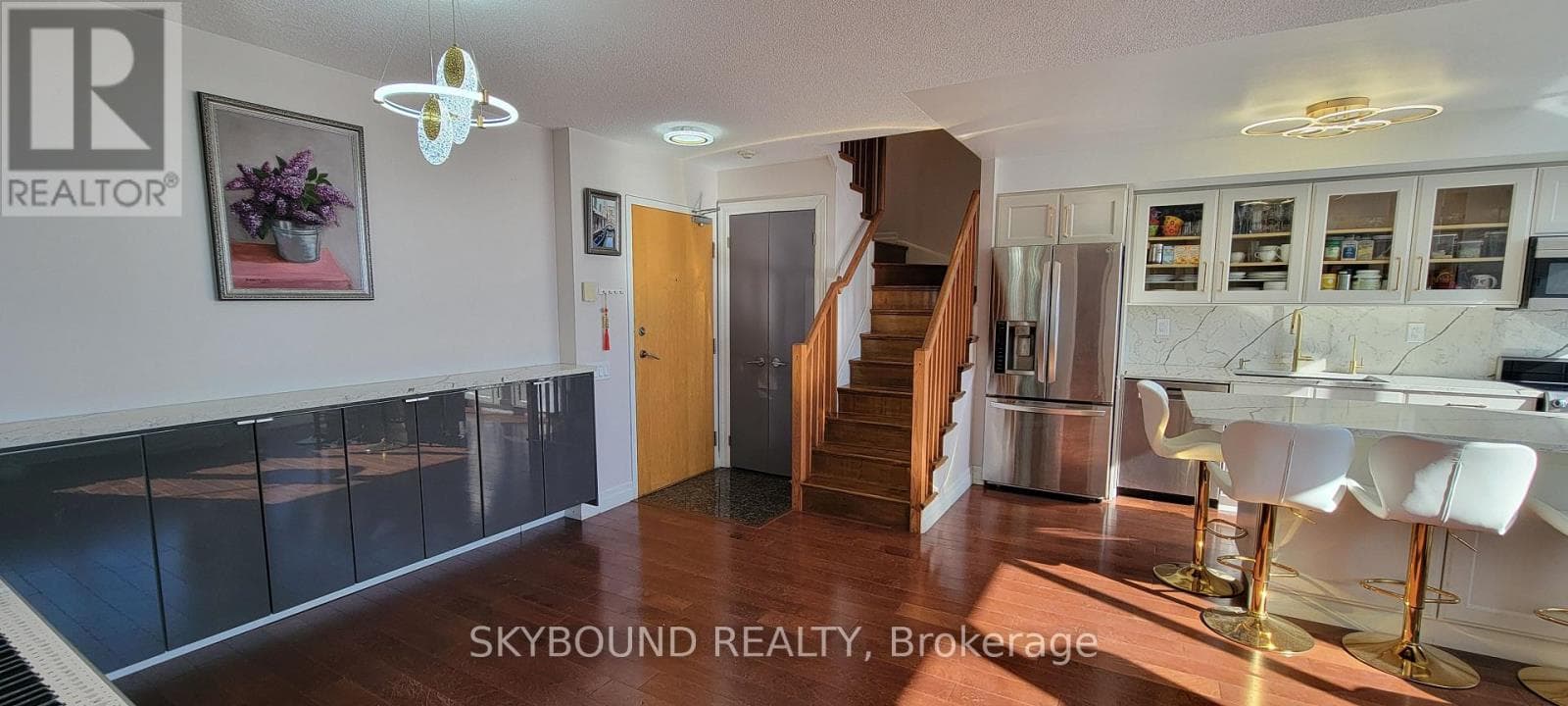 919 - 1040 THE QUEENSWAY photo 5