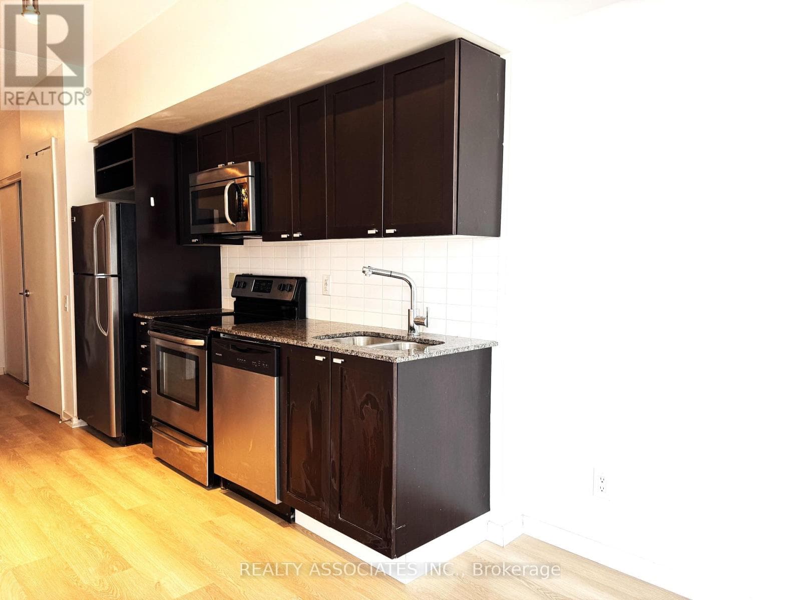 813 - 105 THE QUEENSWAY WAY photo 2