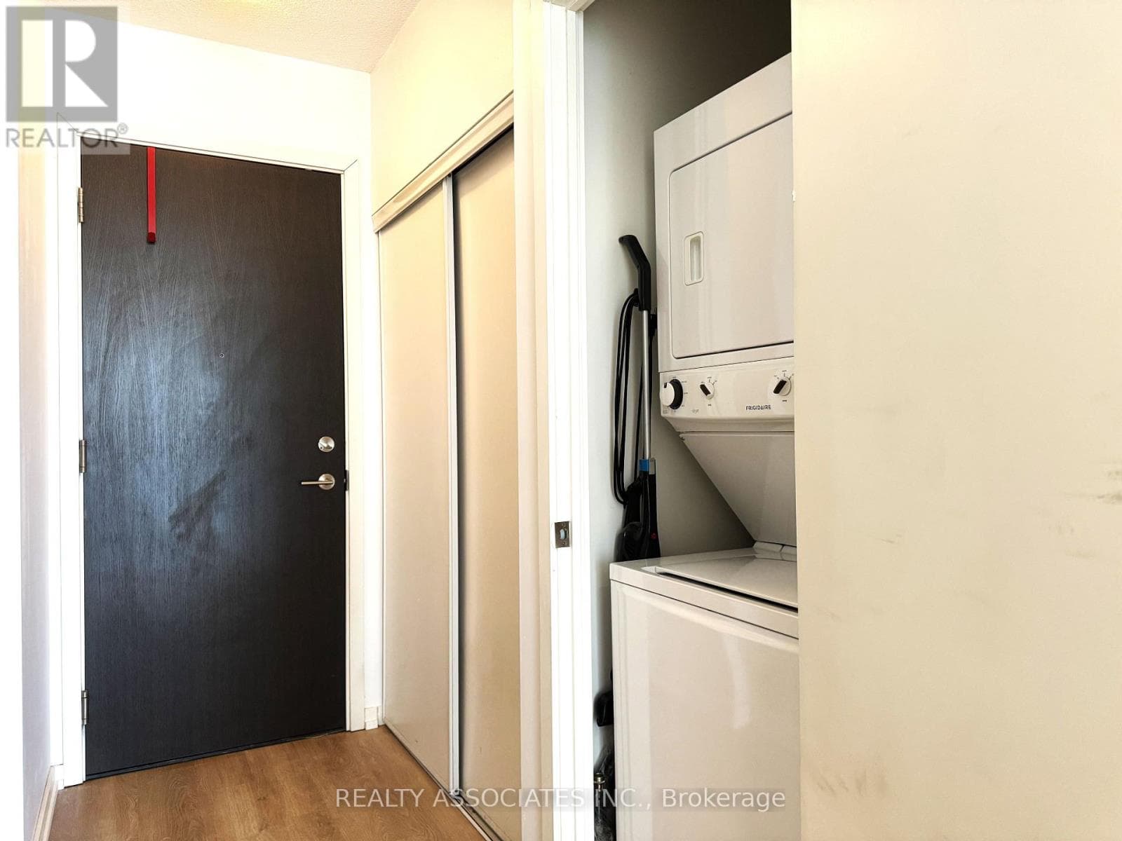 813 - 105 THE QUEENSWAY WAY photo 3