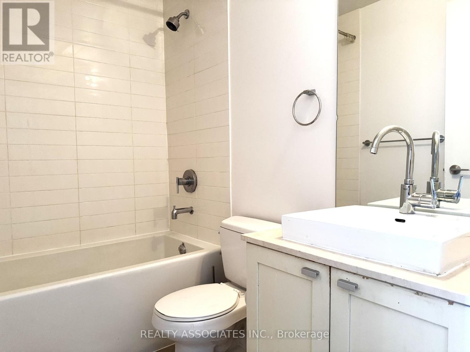 813 - 105 THE QUEENSWAY WAY photo 5