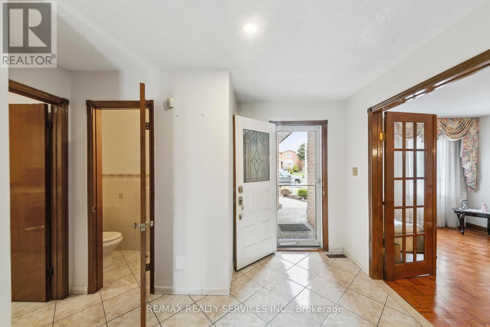 247 VODDEN STREET W photo 4