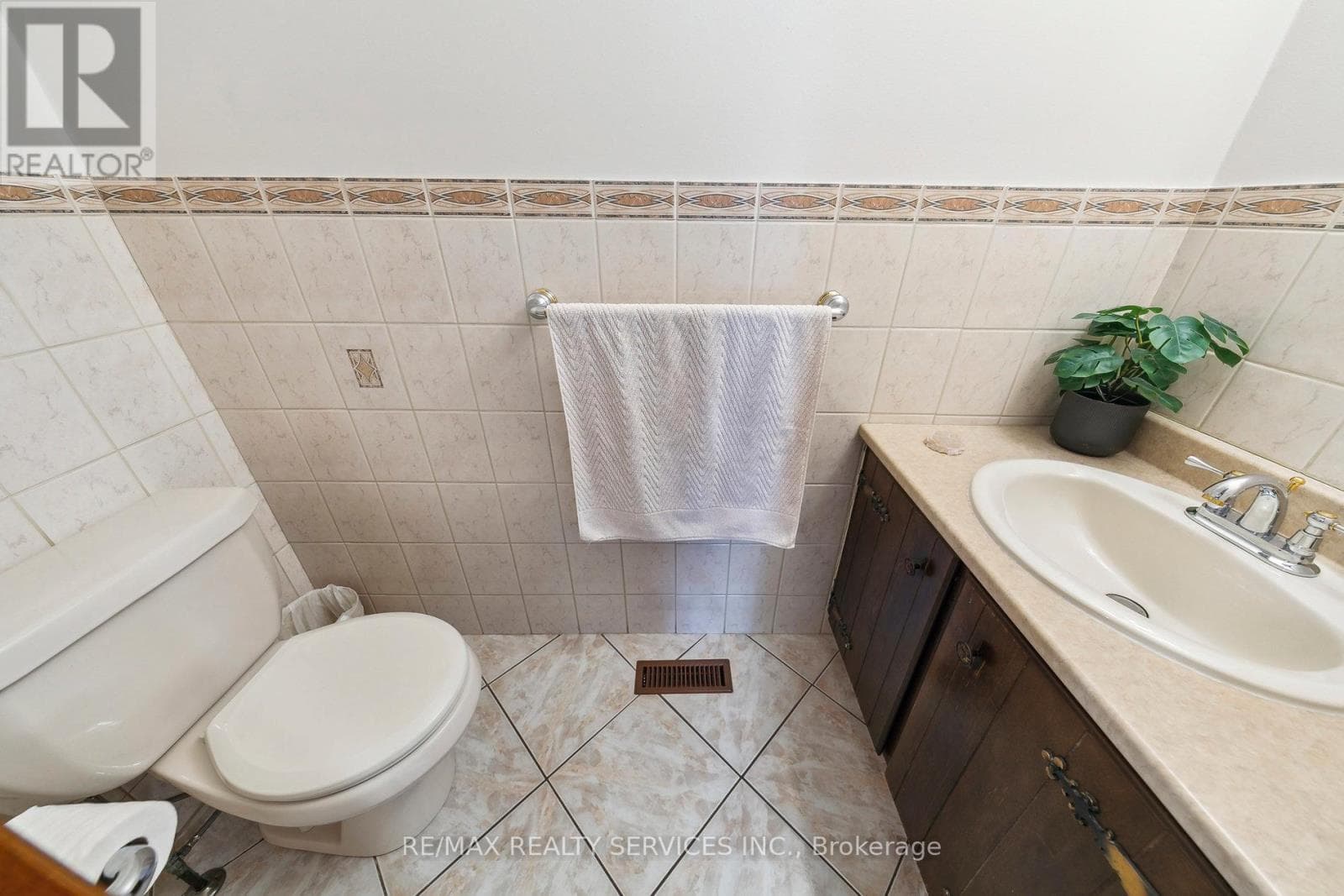 247 VODDEN STREET W photo 5