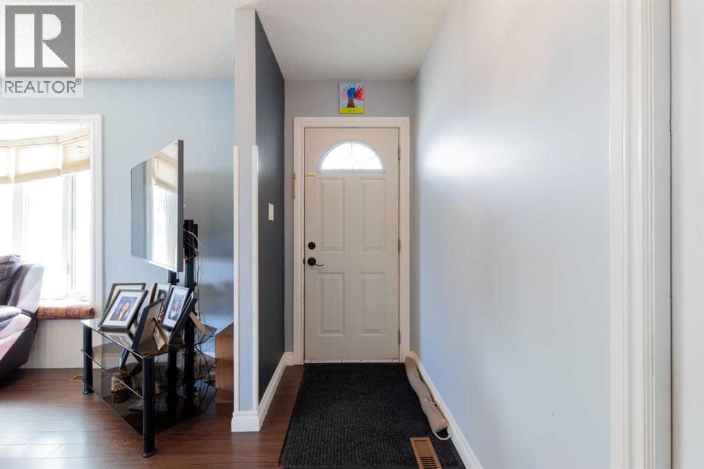 667 21 Street photo 4
