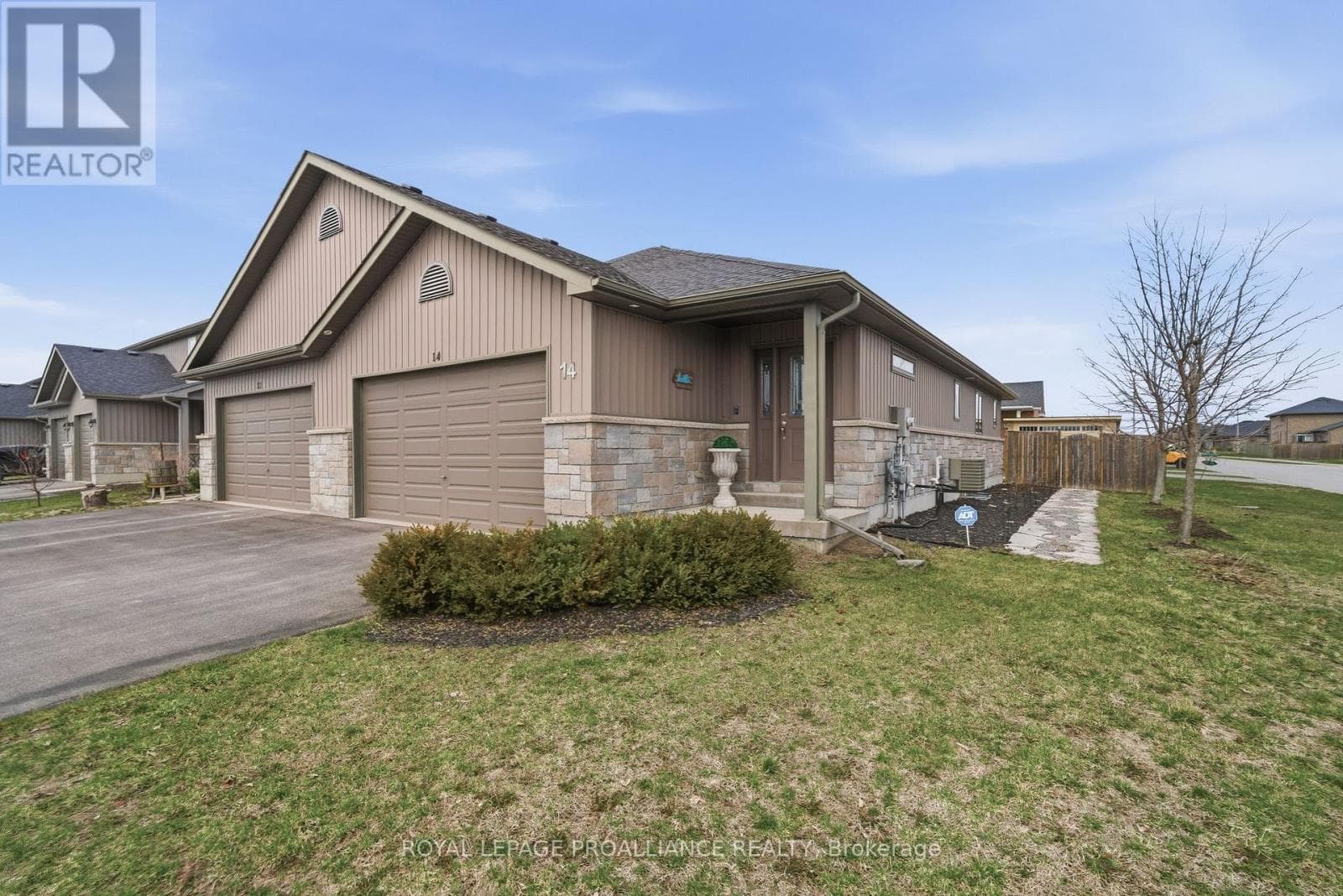 3 bed 3 bath single family at 14 COBBLESTONE STREET — $529,900