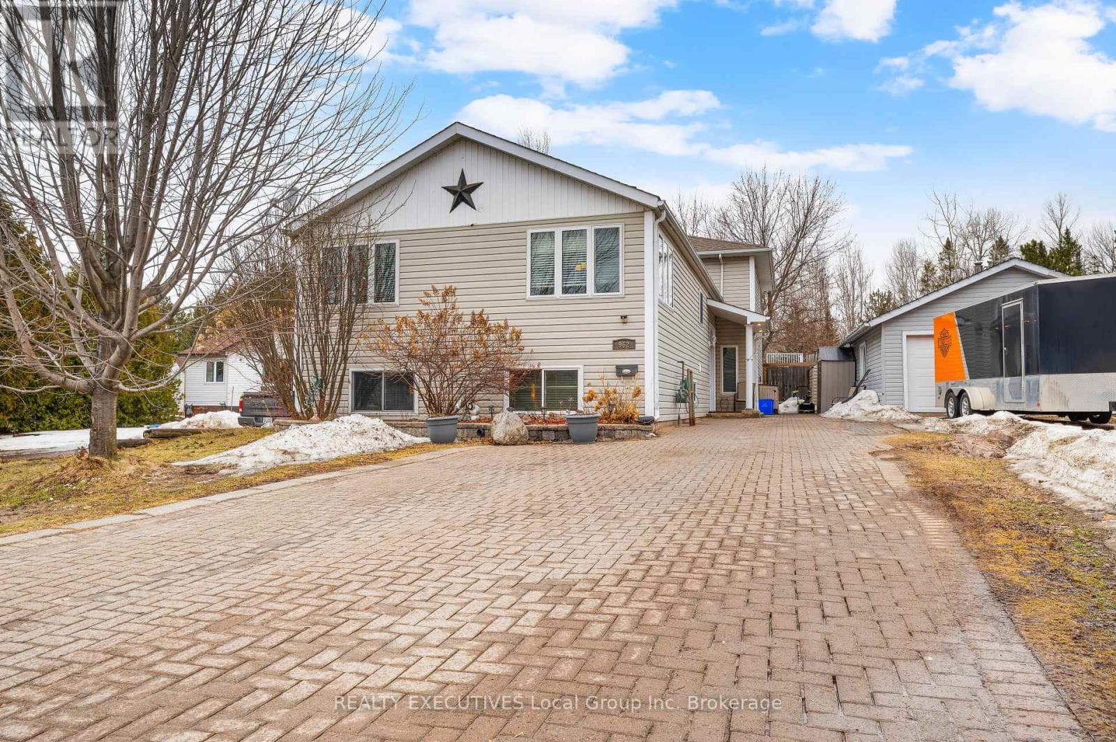7 bed 3 bath single family at 962 LAKESHORE DRIVE — $579,900